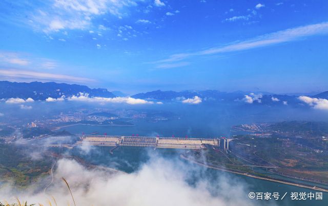 航拍湖北宜昌三峡大坝云雾缭绕美如画